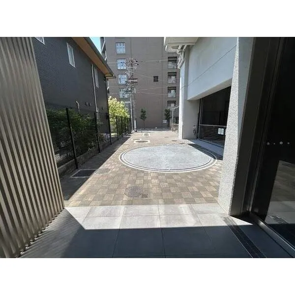 ザ・パークハウス阿倍野昭和町 敷地内にはバイク置き場もございます。共用部は整然と保たれており、管理状態の良さが伺えます。