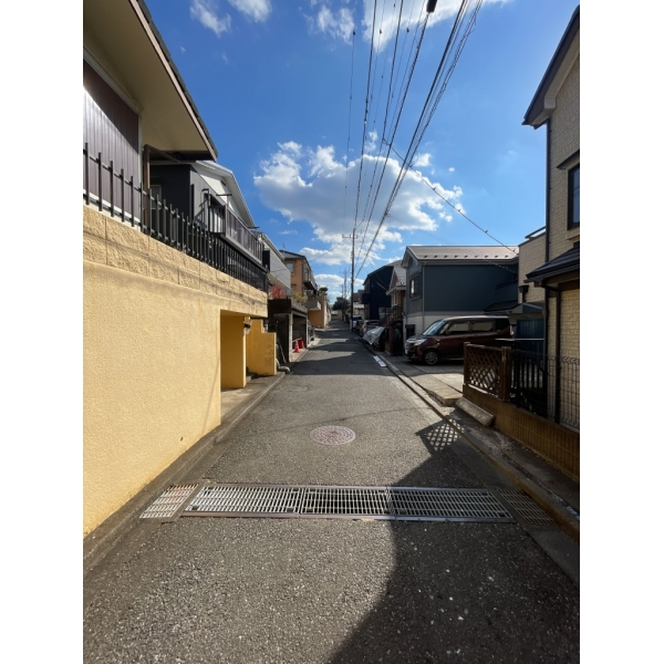 多摩市聖ヶ丘３丁目 前面道路