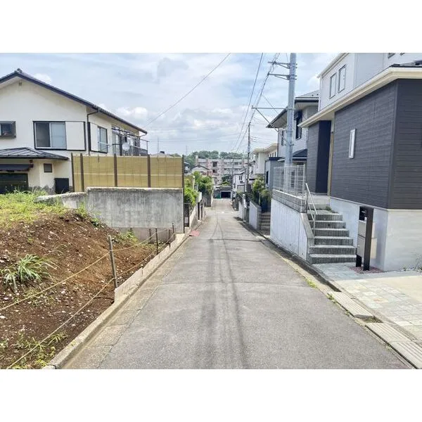 藤沢市西俣野 前面道路※南東側道路幅員約4mに接道しております。車通りも少なくお子様も安心して通学できます。