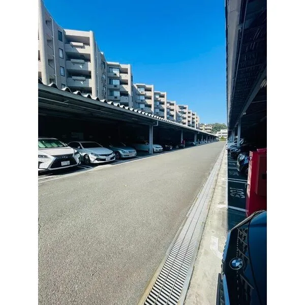ダイアパレスグランデージ大倉山 駐車場