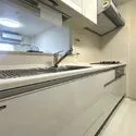 アイランドグレース ＜キッチン＞リビングを見渡せるカウンターキッチン採用。ご家族との会話も弾みます。