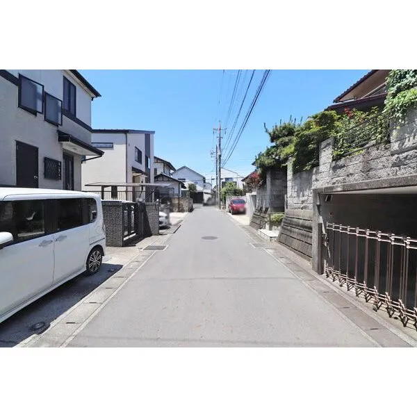 松戸市秋山 車庫入れの際の切り返しにも十分な幅員