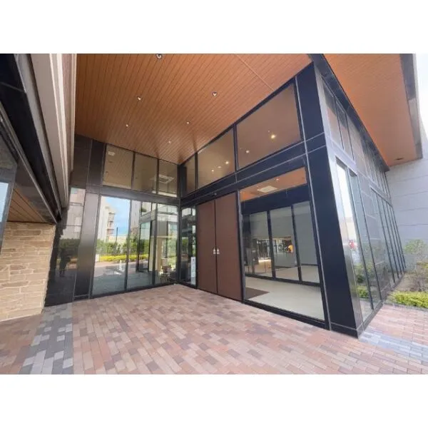 LUMISIA浦安舞浜 ガラス張りのエントランスはホテルライクです