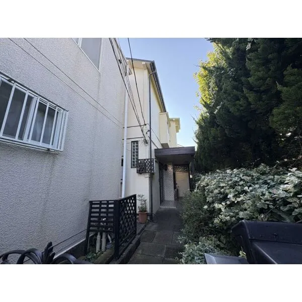練馬区上石神井２丁目 現地（古家あり）：奥側の建物となっています。(撮影年月：2026年09月)
