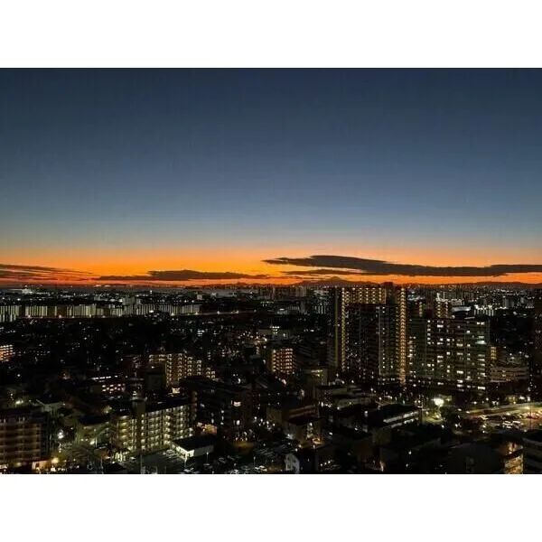 津田沼ザ・タワー 夕暮れ時の眺望。夕空を背景にした富士山のシルエットが楽しめます。