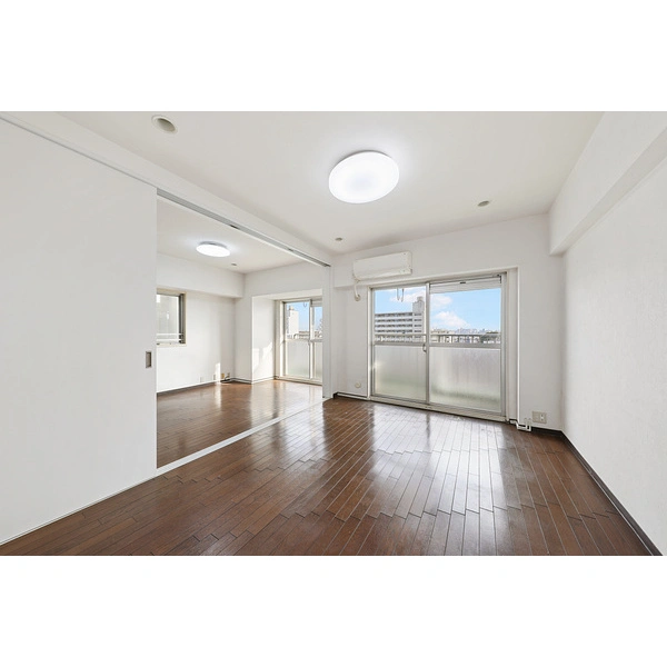 グリーンパーク新綾瀬 南向きのリビング・ダイニングと洋室約6畳※家具・調度品は価格に含まれません