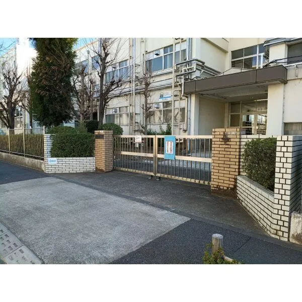 グリーンパーク新綾瀬 足立区立中川北小学校 (小学校)まで約550m(徒歩7分)