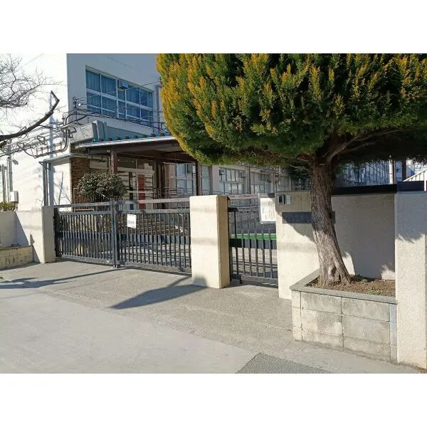 グリーンパーク新綾瀬 足立区立第十三中学校 (中学校)まで約860m(徒歩11分)