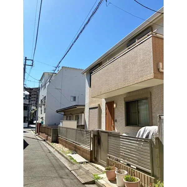 横浜市鶴見区下野谷町2丁目 南東側道路に面し、陽当り・通風良好です