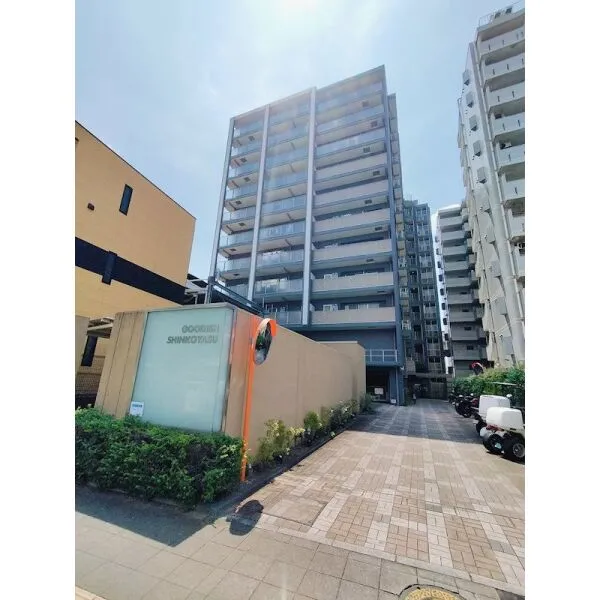 グーディッシュ新子安 家事動線に配慮した2WAYキッチン採用！水回りがまとまった間取りです。全居室5帖以上を確保した収納…