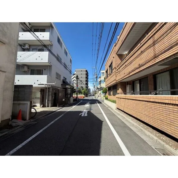 世田谷区瀬田２丁目 前面道路：前面公道：幅員約6.0m(撮影年月：2026年08月)