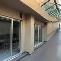 インペリアル菊名 外の空気を感じられる開放感あふれる廊下。手入れが行き届いており、清々しい印象です。