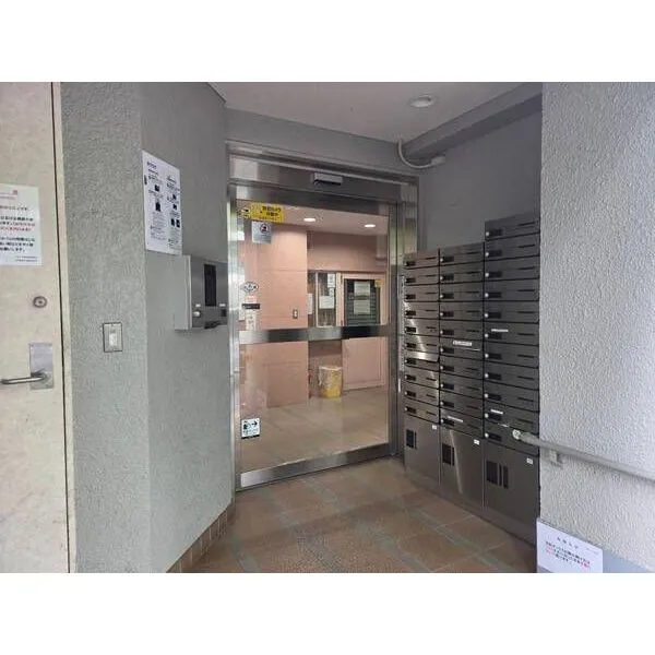 パルク西新宿 セキュリティ良好のオートロックシステム有、令和4年に大規模修繕・エントランス改装工事がされています。