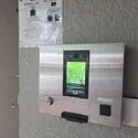 パルク西新宿 オートロックはかざすことで解錠できます。令和８年２月に各戸インターホン工事実施済み