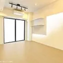 朝日プラザ新蒲田 【LDK】間接照明とスポットライトが温かな空間を演出。機能的な壁面棚も備わっています。
