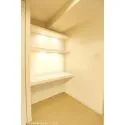 朝日プラザ新蒲田 【LDK　デスク】リビングの一角に設けられた便利なデスクスペース。照明付きの棚は、PC作業や趣味の…