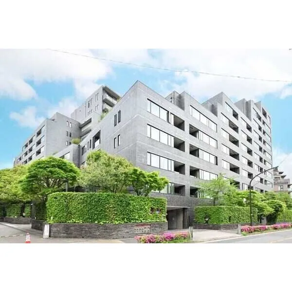 南青山テラス　常盤松フォレスト 三菱地所他3社分譲、地上13階建ての4階部分。複数路線が乗り入れる「表参道」駅まで徒歩11分です。