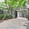 南青山テラス　常盤松フォレスト 居住者を迎える、ゆとりある広さのエントランス。陽光が差し込み、植栽の緑が爽やかな印象です。