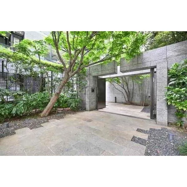 南青山テラス　常盤松フォレスト 居住者を迎える、ゆとりある広さのエントランス。陽光が差し込み、植栽の緑が爽やかな印象です。