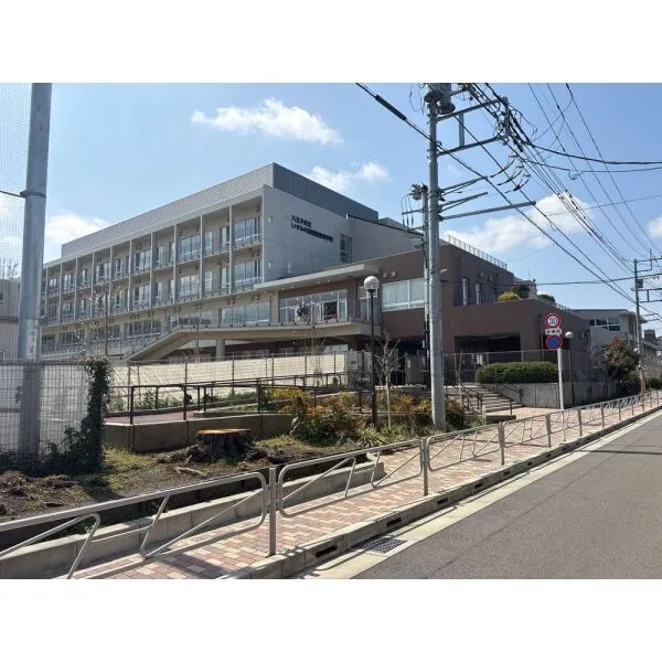 クリオレジダンス八王子ザ・マークス 八王子市立いずみの森義務教育学校まで約1200m（徒歩15分）