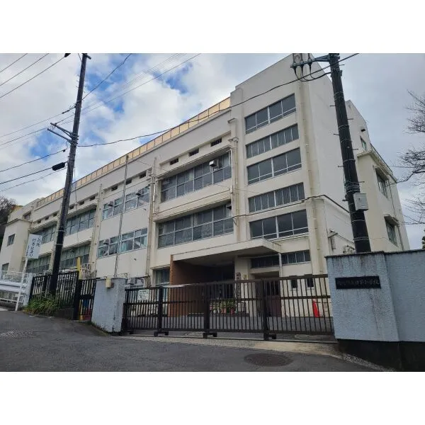 横浜市港南区笹下２丁目 横浜市立日下小学校（小学校）まで約900m（徒歩12分）