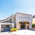 コルティーレ山手町グランドエステート 山手の閑静な住宅街に佇むレジデンス。みなとみらい線「元町・中華街」駅まで徒歩10分の立地です。