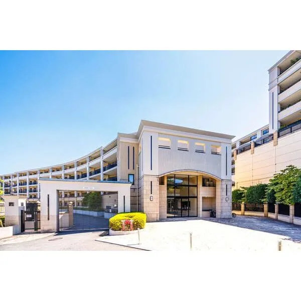 コルティーレ山手町グランドエステート 山手の閑静な住宅街に佇むレジデンス。みなとみらい線「元町・中華街」駅まで徒歩10分の立地です。