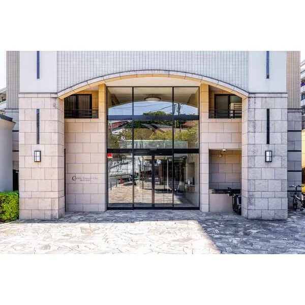 コルティーレ山手町グランドエステート 共用部には、日中忙しい方も嬉しい宅配ボックスやオートロックが備わっています。24時間ゴミ出し可能。