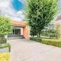 ソフィア松戸 植栽の整えられたエントランスアプローチ