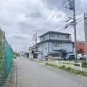 稲城市東長沼 前面道路を含む外観