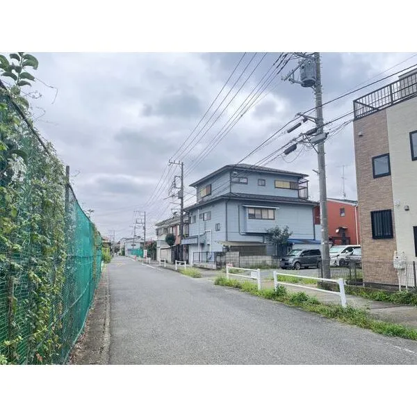 稲城市東長沼 前面道路を含む外観