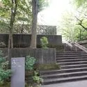 みはらしの家A棟 株式会社長谷工コミュニティによる建物管理。敷地には豊かな植栽が施されており良好な管理状態です。