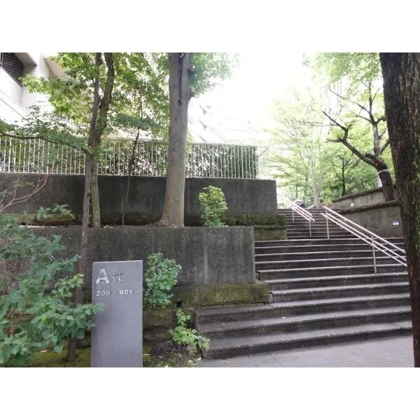 みはらしの家A棟 株式会社長谷工コミュニティによる建物管理。敷地には豊かな植栽が施されており良好な管理状態です。