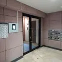 みはらしの家A棟 エントランスの自動ドアは、不審者や勧誘員などの建物内立ち入りを防いでくれるオートロック付きです。