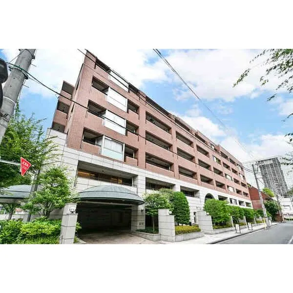 ヴェーゼント赤坂新坂 東京メトロ銀座線「青山一丁目」駅徒歩4分、千代田線「乃木坂」駅徒歩8分の立地。重厚感のある外観です。