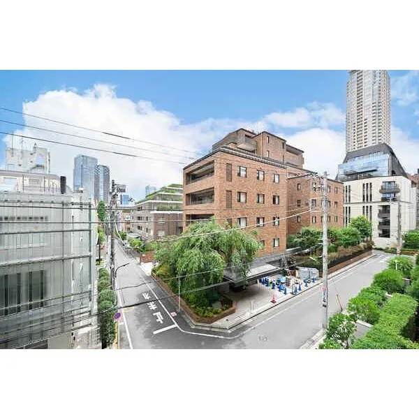 ヴェーゼント赤坂新坂 2001年3月築。管理会社に全部委託・日勤管理されており、共用部は手入れが行き届き、清潔です。