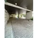 ヴェーゼント赤坂新坂 車寄せが設けられており、雨や日差しを避けて車への乗り降りが可能。荷物の積み下ろしの際にも便利です。