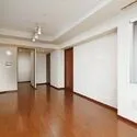 グランスイート中之島タワー ブラウンのフローリングが落ち着いた雰囲気の内観。全居室お手入れがしやすいフローリング仕様です。