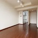 グランスイート中之島タワー キッチンは生活感を隠し、集中して家事を行える独立タイプです。キッチンには床暖房が付いています。