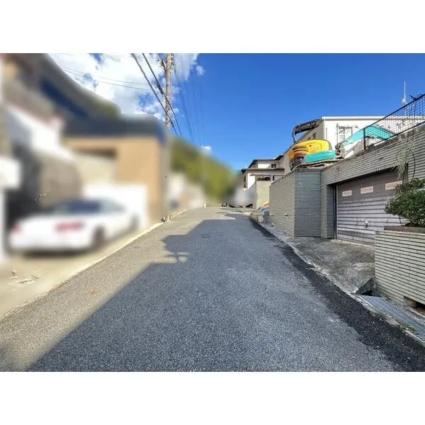 神戸市東灘区西岡本７丁目 北側前面道路(解体工事中)※2026年10月撮影