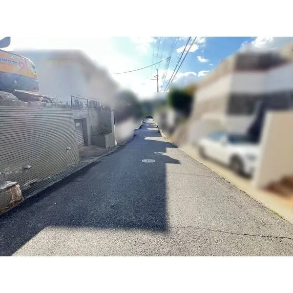 神戸市東灘区西岡本７丁目 北側前面道路(解体工事中)※2026年10月撮影
