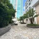 白金タワー エントランスパティオ‐２０２６年８月撮影