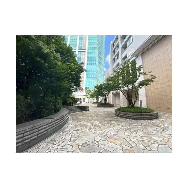 白金タワー エントランスパティオ‐2026年8月撮影