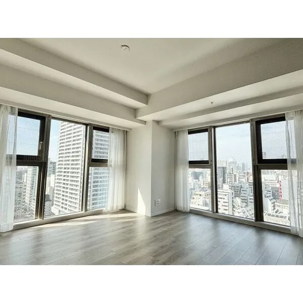 プレサンスレジェンド大阪新町タワー 角部屋の為明るいお部屋です♪