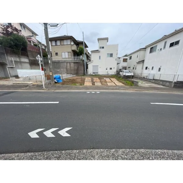 大和市福田 前面道路含む外観
