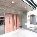 ダイナシティ文京根津 「根津」駅徒歩2分という立地にありながら、言問通りから一歩奥まった場所にあるエントランス