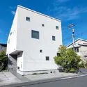 流山市おおたかの森南３丁目 南東／南西向きの２面道路に接する角地住戸です。駐車も２台以上可能！（車種によります。）