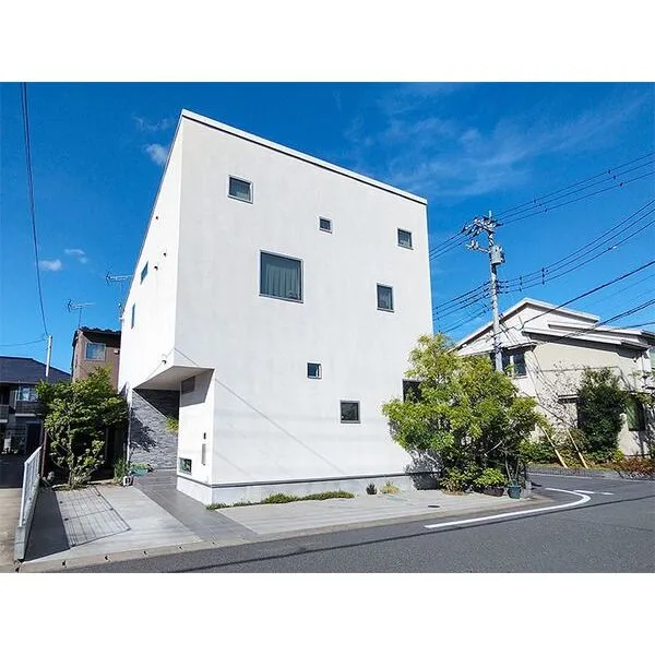 流山市おおたかの森南3丁目 南東/南西向きの2面道路に接する角地住戸です。駐車も2台以上可能!(車種によります。)