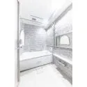レフィール日本橋本町 1日の疲れを癒す、ゆったりとした浴室。梅雨や花粉の季節の洗濯物乾燥に重宝する浴室乾燥機付きです。