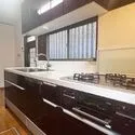 横浜市港北区高田西４丁目 【キッチン】スライド収納付きキッチン。パスタ鍋や圧力鍋の出し入れもスムーズ♪上部にも棚がついた・・・